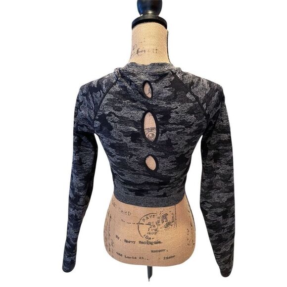 Gymshark Women's Camo Seamless Long Sleeve Crop Top Black Size L - Picture 4 of 6